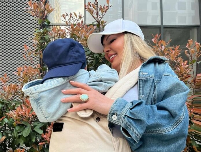 violete-kukaj-me-nipin-e-saj-marrin-vemendje-ne-nje-qender-tregtare