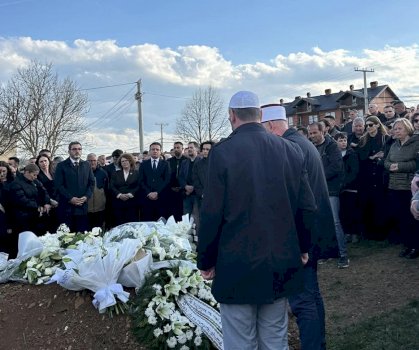 kurti-bashke-me-deputete-e-ministra-te-vv-se-te-pranishem-ne-varrimin-e-babait-te-presidentes kurti-bashke-me-deputete-e-ministra-te-vv-se-te-pranishem-ne-varrimin-e-babait-te-presidentes