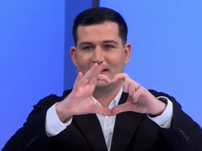 “kur-une-isha-semure,-ti-u-kujdese-per-familjen”,-arber-hajdari-merr-letren-emocionuese-nga-i-ati